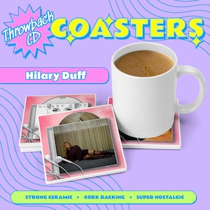 Puede incluir: Posavasos cuadrados de cerámica con imágenes de CD de Hilary Duff. Una taza blanca llena de café se encuentra sobre un posavasos. Los posavasos tienen un borde rosa y las palabras "Throwback CD COASTERS" están en el fondo.