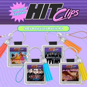 Puede incluir: Un conjunto de llaveros cuadrados con imágenes de estrellas del pop de los 90. Cada llavero tiene un anillo plateado, una borla de color y una foto de estrellas como Britney Spears y los Backstreet Boys. El texto "Hit Clips" es visible.