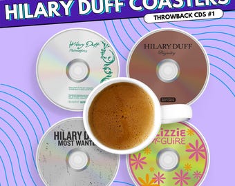 Könnte beinhalten: Vier runde Untersetzer mit Hilary Duff CD-Designs, darunter Metamorphosis, Dignity, Most Wanted und Lizzie McGuire. Eine weiße Keramiktasse mit braunem Kaffee steht in der Mitte und verdeckt teilweise die vier Untersetzer.