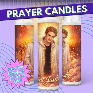 Op de afbeelding: Drie gebedkaarsen met een portret van een beroemdheid, tegen een hemelse achtergrond. De kaarsen zijn voorzien van de tekst "Prayer Candles" en "Saint Justin". Een roze ster zegt "Super fun throwback gift for all fans!"