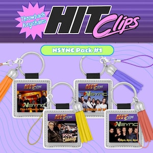 Puede incluir: Una colección de cinco llaveros cuadrados con imágenes de la banda *NSYNC. Cada llavero tiene un anillo de metal plateado y una borla colorida. Los llaveros están etiquetados como "HIT Clips" y "NSYNC Pack #1". El texto "Throwback Keychains" también es visible.