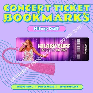 Puede incluir: Un marcapáginas rectangular diseñado como una entrada de concierto para la gira The Lucky Me Tour 2027 de Hilary Duff. Incluye una foto de la artista con un top de lentejuelas, un código de barras y detalles del evento. Una borla rosa está unida.