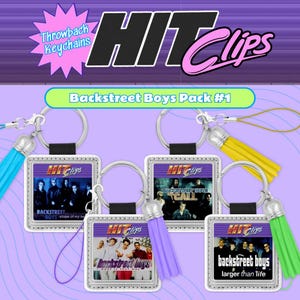 Puede incluir: Un conjunto de cinco llaveros cuadrados con portadas de álbumes de los Backstreet Boys. Cada llavero tiene un borde plateado, una borla y el texto "HitClips". Los llaveros están etiquetados como "Backstreet Boys Pack #1".