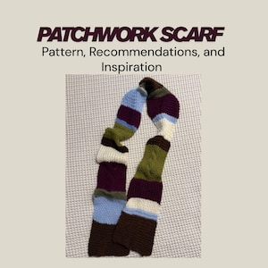 Könnte beinhalten: Ein mehrfarbiger Patchwork-Schal mit Streifen in Braun, Weiß, Blau, Grün und Burgunderrot. Der Schal ist handgefertigt und trägt den Text "PATCHWORK SCARF" und "Pattern, Recommendations, and Inspiration".