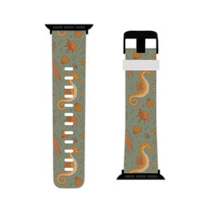Könnte beinhalten: Ein Uhrenarmband mit einem Meeresleben-Muster. Das Armband zeigt Seepferdchen, Muscheln und Seetang in Orange- und Brauntönen auf einem gedämpften grünen Hintergrund. Es hat schwarze Anschlüsse und eine schwarze Schnalle.
