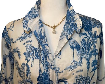 Blaue Baumwollbluse mit tropischem Dschungelmuster und Rüschenkragen
