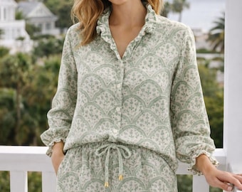 Conjunto de blusa y shorts para mujer con estampado de medallón verde y botones.