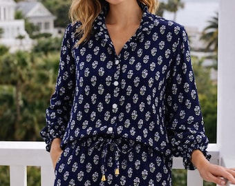 Conjunto de blusa y shorts para mujer con estampado floral pequeño en azul marino.