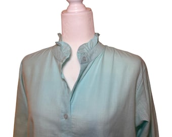 Blusa turquesa de mezcla de lino y algodón: Top abotonado con cuello de volantes