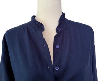 Blusa azul marino con cuello de volantes: Top abotonado de mezcla de lino y algodón