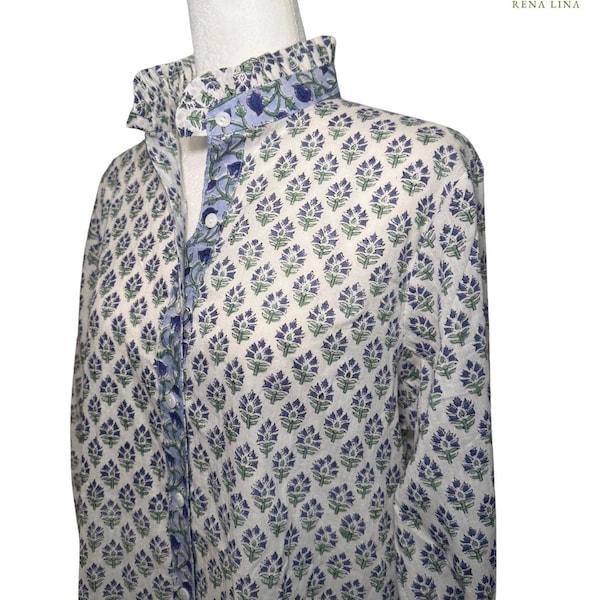 Blusa de algodón con estampado floral pequeño en verde y azul y cuello con volantes.
