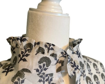 Floral Block Print Baumwollbluse: Rüschenkragen mit Knöpfen