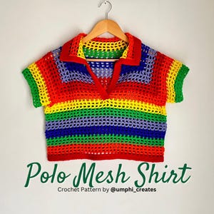 Op de afbeelding: Een regenboog gestreept gebreid poloshirt met een gaasontwerp. Het shirt heeft een v-hals en korte mouwen. "Polo Mesh Shirt Crochet Pattern by @umphi_creates" staat onder het shirt.