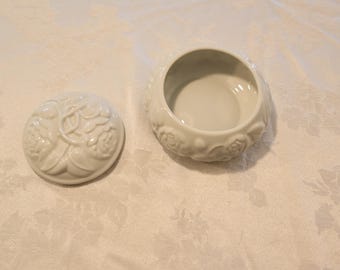 Vintage Off-White Porcelain Powder Box Trinket Jewelry Box