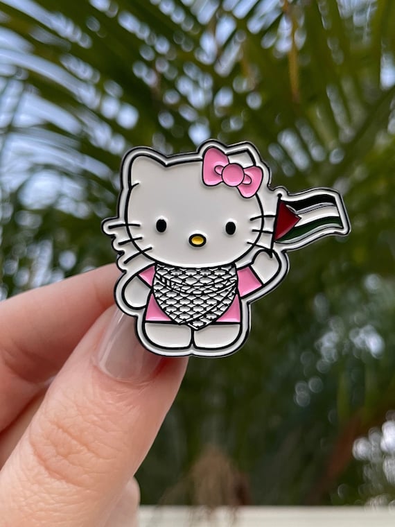 国旗を掲げてクーフィーヤをかぶったファラスティニのハローキティピン