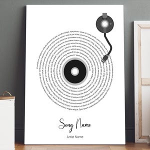 Può includere: Stampa su tela in bianco e nero con un design di vinile. Il disco è circondato da testo, con le parole "Song Name" e "Artist Name" visualizzate sotto l'illustrazione del giradischi.