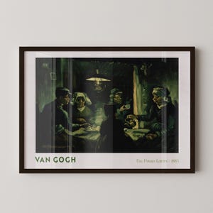 Puede incluir: Impresión enmarcada de "Los comedores de patatas - 1885" de Van Gogh. La obra representa un interior oscuro con cinco figuras alrededor de una mesa. La impresión tiene un marco marrón oscuro.
