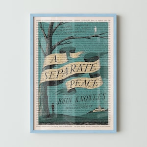 Puede incluir: Una impresión artística enmarcada con el título "A Separate Peace" de John Knowles. La obra de arte utiliza un fondo de página de libro vintage con un árbol y una pancarta que muestra el título. El marco es azul claro.