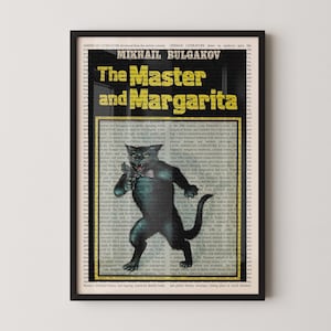 Puede incluir: Impresión artística enmarcada que presenta la portada del libro "El Maestro y Margarita" de Mijaíl Bulgákov. La obra muestra un gato negro sosteniendo una pistola, sobre un fondo de páginas de libro. El título es amarillo.