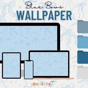 Puede incluir: Un diseño de fondo de pantalla digital con un patrón de lazo azul claro, que se muestra en una computadora de escritorio, una computadora portátil, una tableta y un teléfono inteligente. Las palabras "Blue Bows WALLPAPER" están en la parte superior. Tres iconos de carpeta azules están a la derecha.