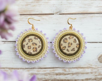 Große runde Cabochon-Ohrringe mit Leopardenmuster in beige, creme, bronze, flieder/lavendel Frühlingsfarben Springstyle Spitzenrand Boho