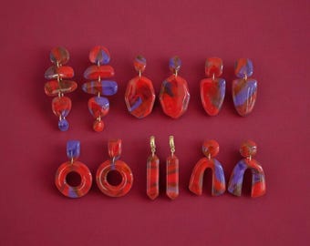 Orecchini pendenti in argilla polimerica marmorizzata rossa, rosso sangue, viola, viola in forme audaci con ciottoli dorati, ciambelle, fiocco a forma di U, scudo