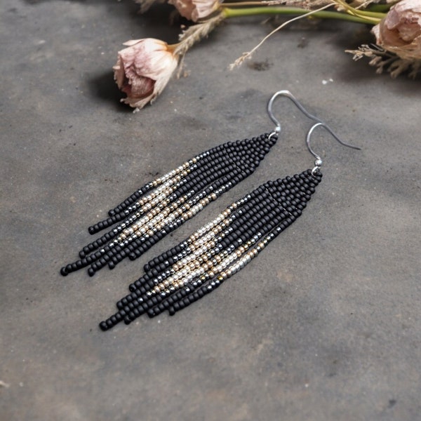 Elegant small pearl earrings fringe earrings Brick Stitch Miyuki seed beads diffuse color gradient ombré in the middle black/silver