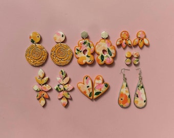 Frühlingsfarbene Polymer-Clay Statementohrringe mit floraler Transferfolie goldenen Elementen und oranger Paspel Bezel-Style Stecker Studs