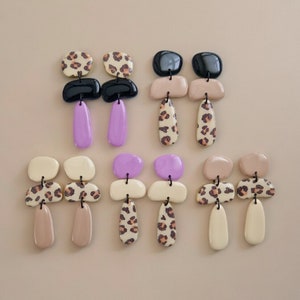 Boucles d'oreilles suspendues en argile polymère motif Cailloux Leo trois pièces crème noir lilas formes géométriques asymétriques bouchon en acier inoxydable Cheetah image 1