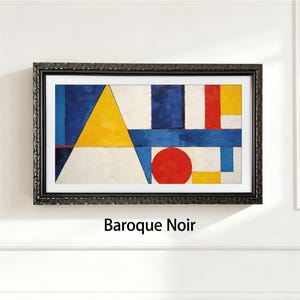 Op de afbeelding: Een rechthoekig wandkunstwerk met een geometrische compositie van een grote gele driehoek, een rode cirkel en diverse blauwe, witte en gele rechthoeken. Het kunstwerk is gevat in een donkere, sierlijke, getextureerde lijst genaamd Baroque Noir.
