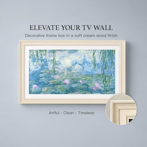 Pode incluir: Uma moldura decorativa retangular com acabamento em madeira creme suave envolvendo uma impressão de uma pintura de lago de nenúfares com tons de azul, verde e rosa. O texto diz: ELEVATE YOUR TV WALL, Decorative frame box in a soft cream wood finish, Artful · Clean · Timeless.