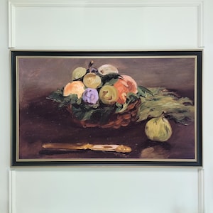 Pode incluir: Uma pintura de natureza morta com uma cesta de frutas, incluindo maçãs, peras e ameixas. A fruta está disposta em uma cesta com folhas verdes. Uma faca está sobre a mesa ao lado da cesta.
