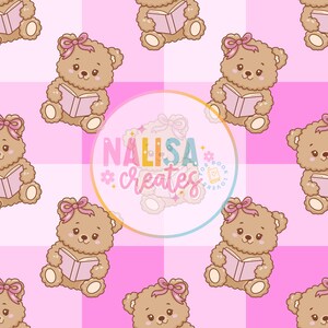 Könnte beinhalten: Ein sich wiederholendes Muster von Cartoon-Teddybären, die Bücher lesen, vor einem rosa-weiß karierten Hintergrund. Jeder Bär ist hellbraun mit einer rosa Schleife und einem rosa Buch. Das Bild enthält den Text "NALISA creates".