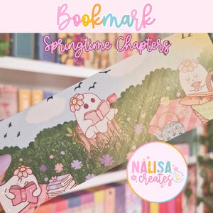 Könnte beinhalten: Ein skurriles Lesezeichen mit dem Text "Bookmark Springtime Chapters". Das Lesezeichen zeigt einen Cartoon-Geist, der in einem Feld mit Blumen, Vögeln und einem Picknickkorb ein Buch liest. Das Design enthält das Logo "Nalisa Creates".