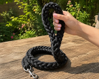 Correa para perros de nailon trenzado hecha a mano, cuerda resistente, accesorio cómodo para pasear.