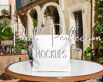 Bolso de mano con mango beige, maqueta de bolso de mano AOP, maqueta al aire libre, maqueta de bolso de mano AOP, bolso de mano con impresión completa, maqueta de café exterior, bolso de mano MWW
