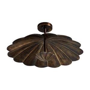 Può includere: Una lampada da soffitto con finitura in bronzo scuro, caratterizzata da un ampio paralume a forma di conchiglia smerlata e un elemento più piccolo, anch'esso a forma di conchiglia, al centro, sospesa da una piastra di montaggio circolare.