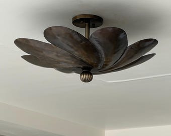 Handgefertigte Deckenleuchte in Blumenform aus Messing