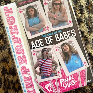 Puede incluir: Una revista titulada "Imperfect" con el texto "The Zine About Music That Matters... And Has Stickers. I Mean Who Doesn't Like Stickers?" La portada presenta cuatro imágenes de mujeres en cartas de juego y el texto "Panic Shack Are The Ace Of Babes."