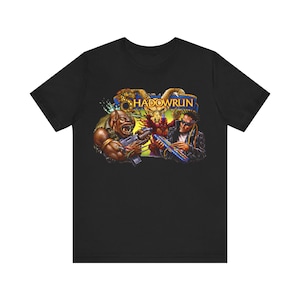 Puede incluir: Camiseta negra con un gráfico colorido del videojuego Shadowrun. El diseño incluye dos personajes con armas, el título del juego y varios elementos de fantasía. La camiseta está hecha de un material suave y cómodo.