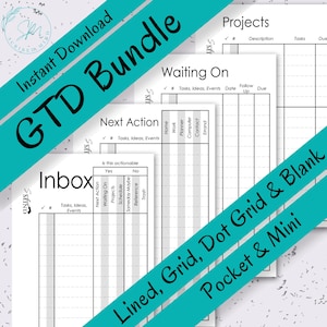 Op de afbeelding: Een bundel afdrukbare plannerpagina's met een turquoise diagonale banner met de tekst "GTD Bundle" en "Instant Download". De pagina's bevatten secties voor projecten, volgende acties en taken in afwachting. De tekst "Lined, Grid, Dot Grid & Blank Pocket & Mini" is ook zichtbaar.