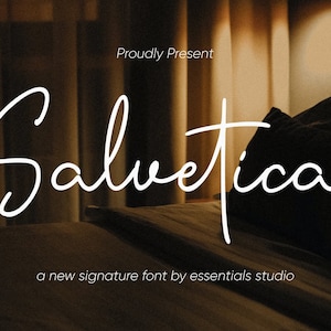 Könnte beinhalten: Eine weiße kursive Schriftart namens "Salvetica" wird auf einem dunkelbraunen Hintergrund angezeigt. Der Text "Proudly Present" erscheint über dem Schriftnamen, und der Text "a new signature font by essentials studio" erscheint unter dem Schriftnamen.