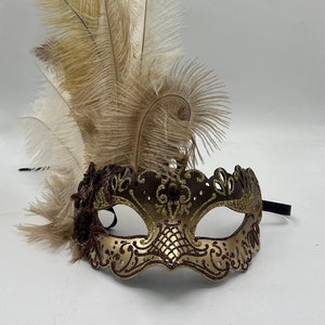 Masque en papier mâché avec plumes