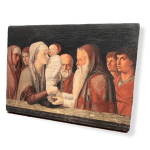 Peut inclure: Une peinture représentant une scène religieuse avec un groupe de personnes, dont une femme tenant un bébé emmailloté. Les personnages sont vêtus de robes colorées et se tiennent devant un fond sombre. La peinture est réalisée dans un style réaliste et présente des coups de pinceau détaillés.
