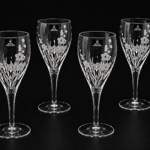 Royal Doulton Chelsea kristallvinglas, set om 4. 265 ml stora, etsade blommiga glas, England, ca 2000.