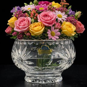 Vintage grote loden kristallen roos ruiker bloemenkom met draadkikker, bloemen starburst-snit, grote 7-inch ruikervaas, origineel label. Zwaar: 1,3 kg