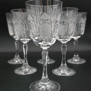Ensemble de six verres à vin en cristal de Bohême taillés - 200 ml, tiges hexagonales, base étoilée.