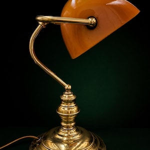 Luminária de mesa vintage Knobs & Knockers em latão, estilo Art Déco, com cúpula de vidro cor caramelo, 40 cm, 1988.