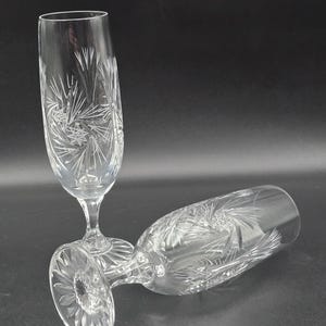 Par de copas de champán de cristal estriado con diseño de rueda dentada de corte americano. 200 ml.