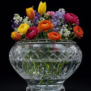Vintage Cut Crystal Rose Schale, Double Mesh Frosch, Cross Cut Muster, 14 cm breit, Sternbasis, c. Ende des 20.Jahrhunderts
